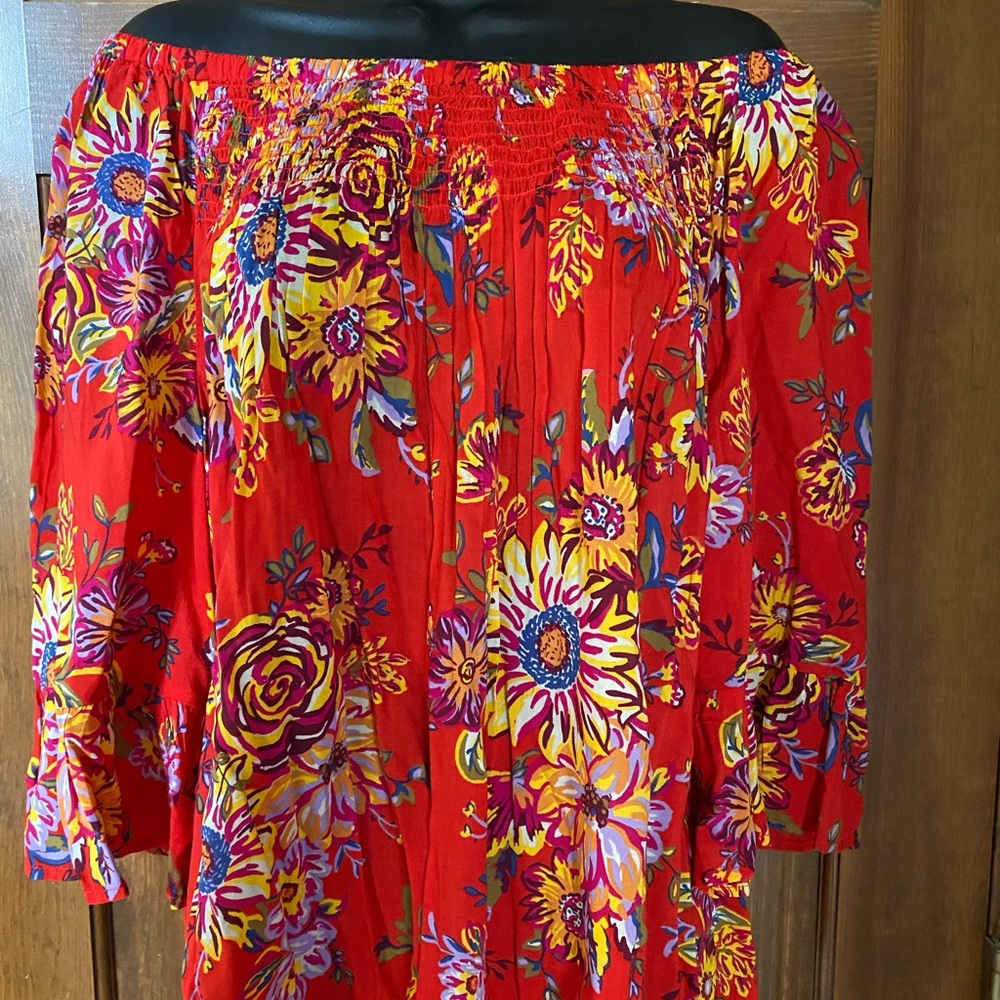 Beach lounge XL off shoulder red and floral blouse